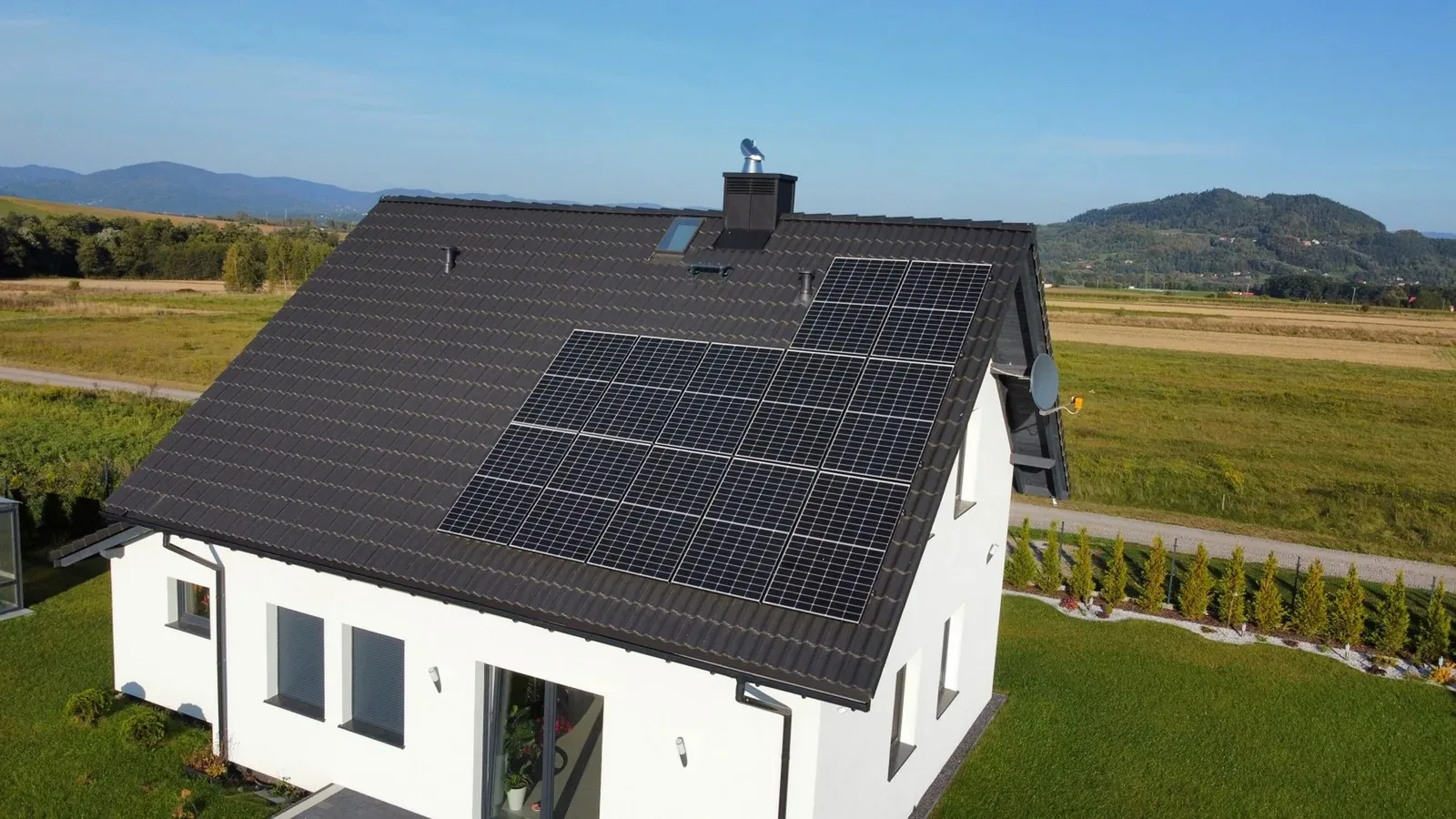 Instalacja fotowoltaiczna na dachu domu jednorodzinnego w Beskidach, widok z drona – realizacja Soldom