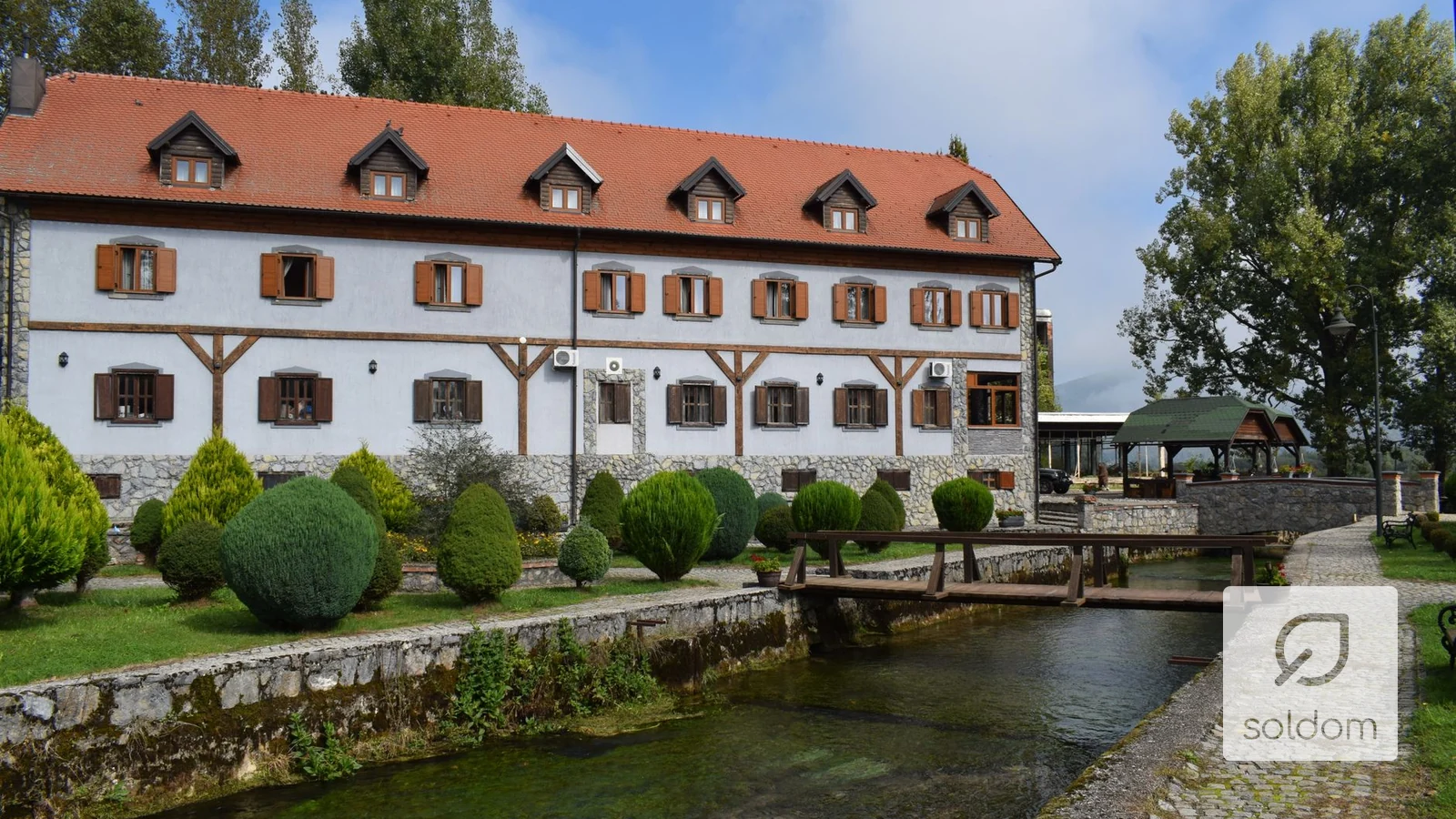 Fotowoltaika dla hotelu i pensjonatu – jak obniżyć rachunki w sezonie i poza nim