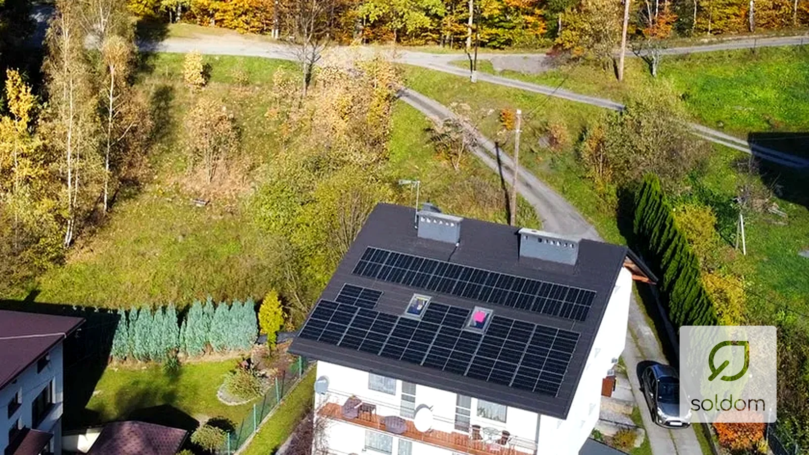 Dom z fotowoltaiką na zboczu we Wiśle – realizacja Soldom