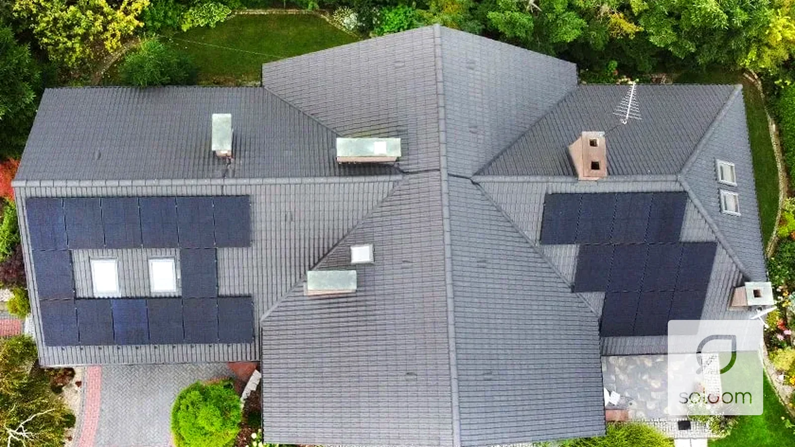 Dom z panelami fotowoltaicznymi z lotu ptaka – realizacja Soldom w Bielsku-Białej