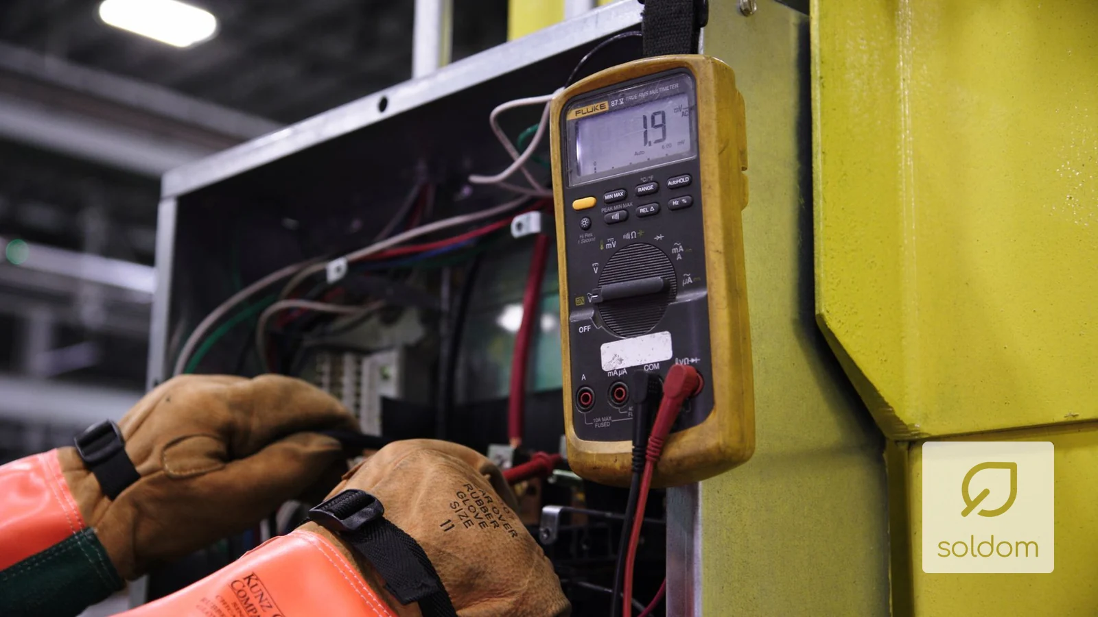 Opłata za energię bierną na fakturze – skąd się bierze i jak ją usunąć