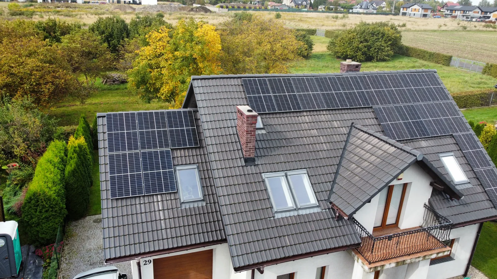 Falownik hybrydowy z magazynem energii na ścianie w domu