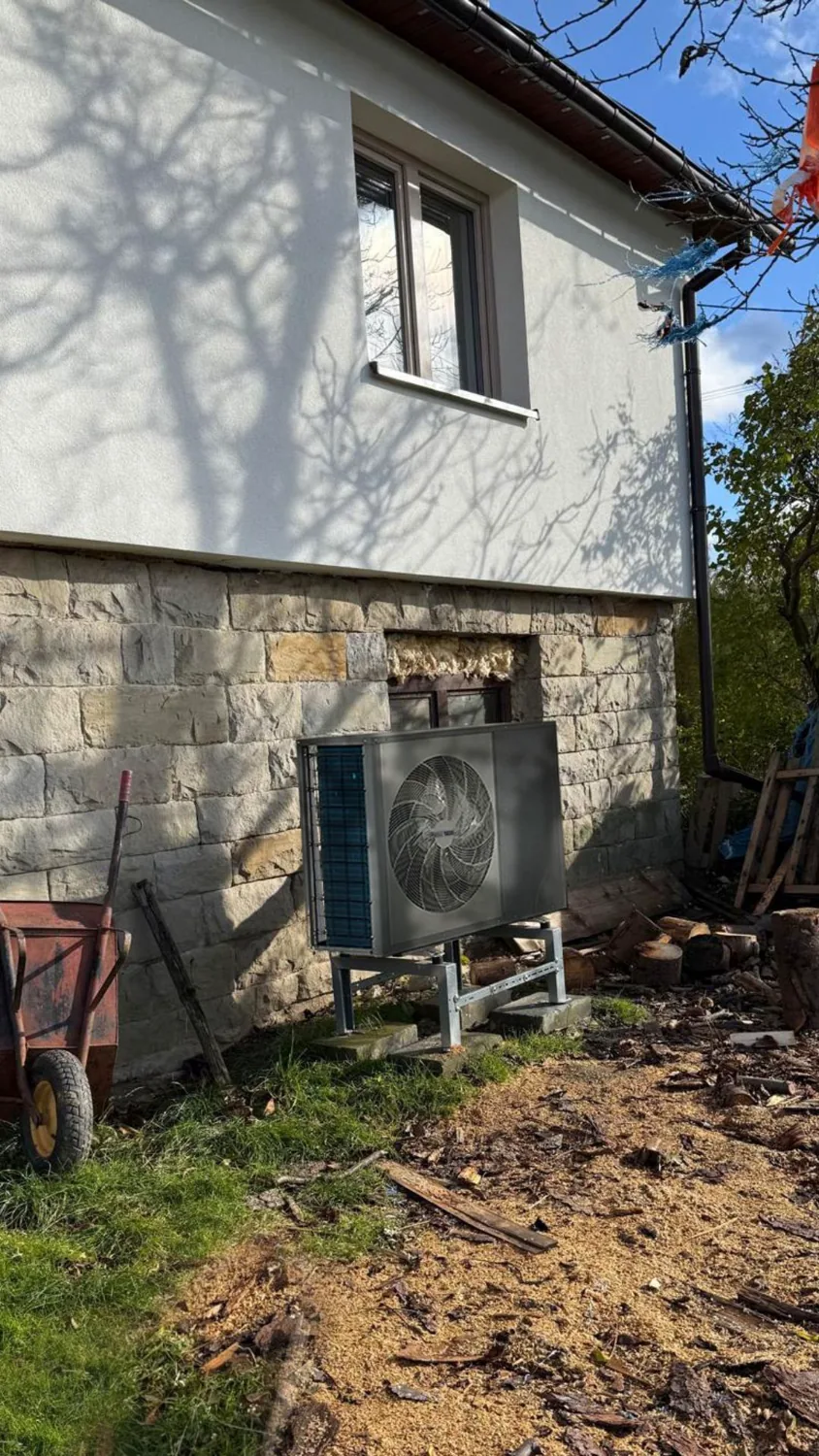 Powietrzna pompa ciepła przy domu zimą
